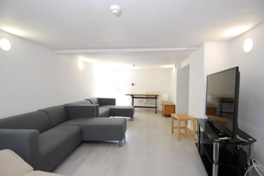 9 bed house, Lipson Road, Lipson, Plymouth, PL48PW - Image 1